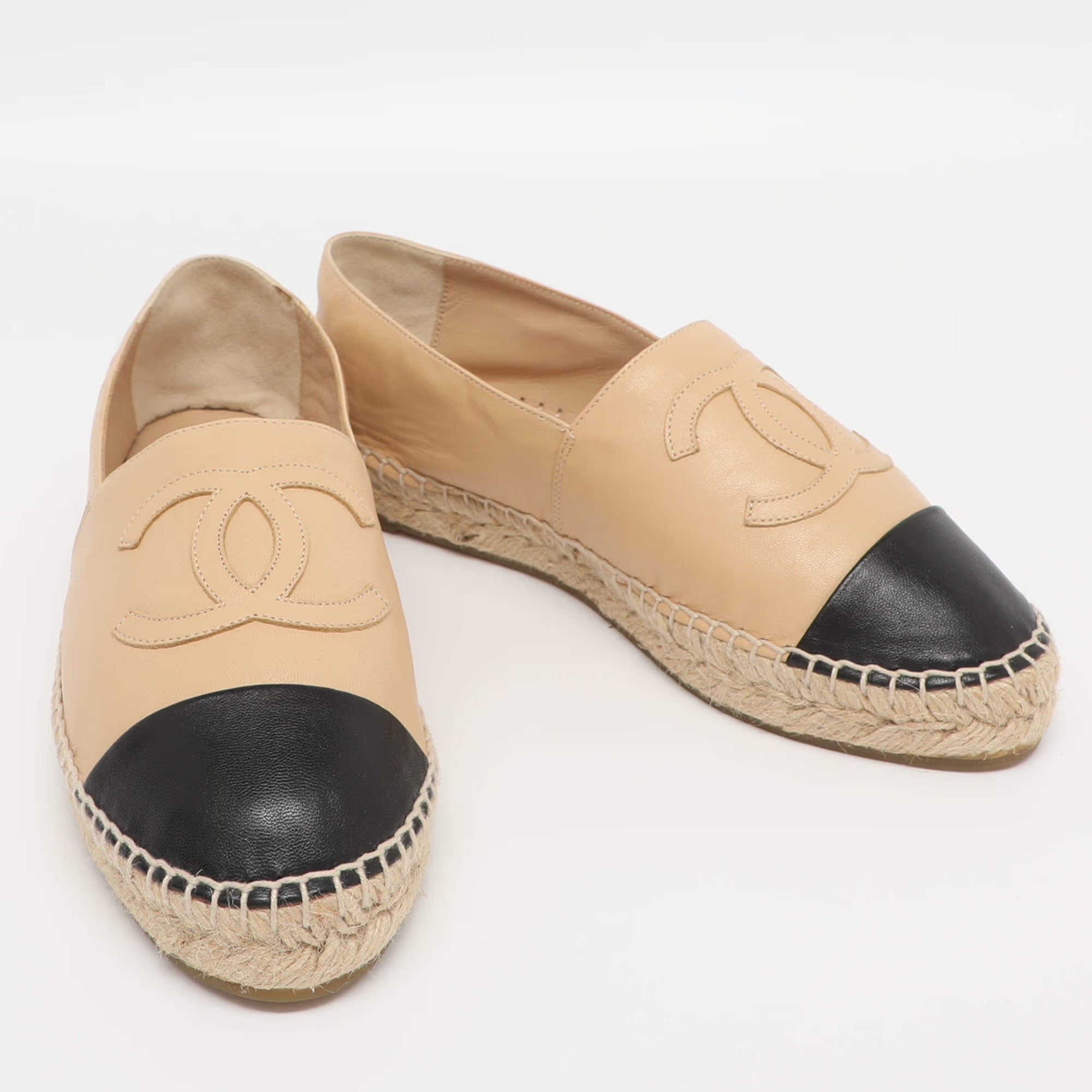Chanel CC Cap Toe Size 38 Beige/Black Leather Espadrille Flats