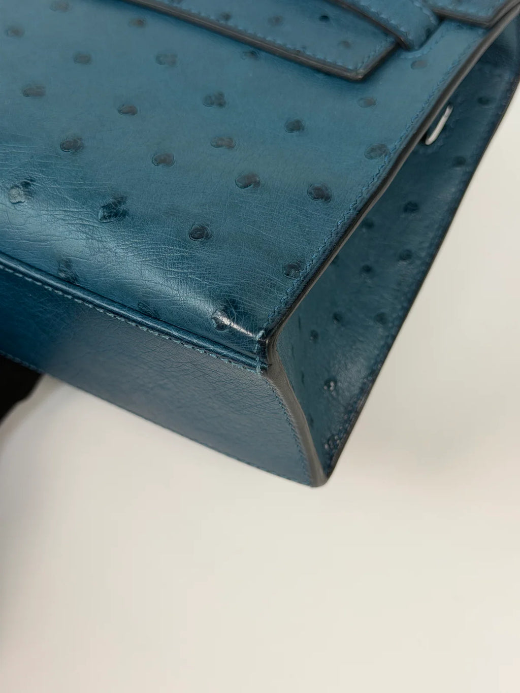 HERMÉS KELLY POCHETTE IN COLVERT OSTRICH WITH GOLD HARDWARE