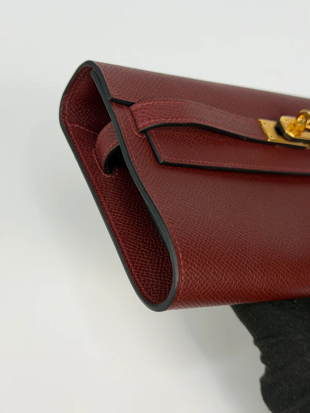 HERMÈS KELLY TO GO IN BURGUNDY EPSOM LEATHER WITH GOLD HARDWARE