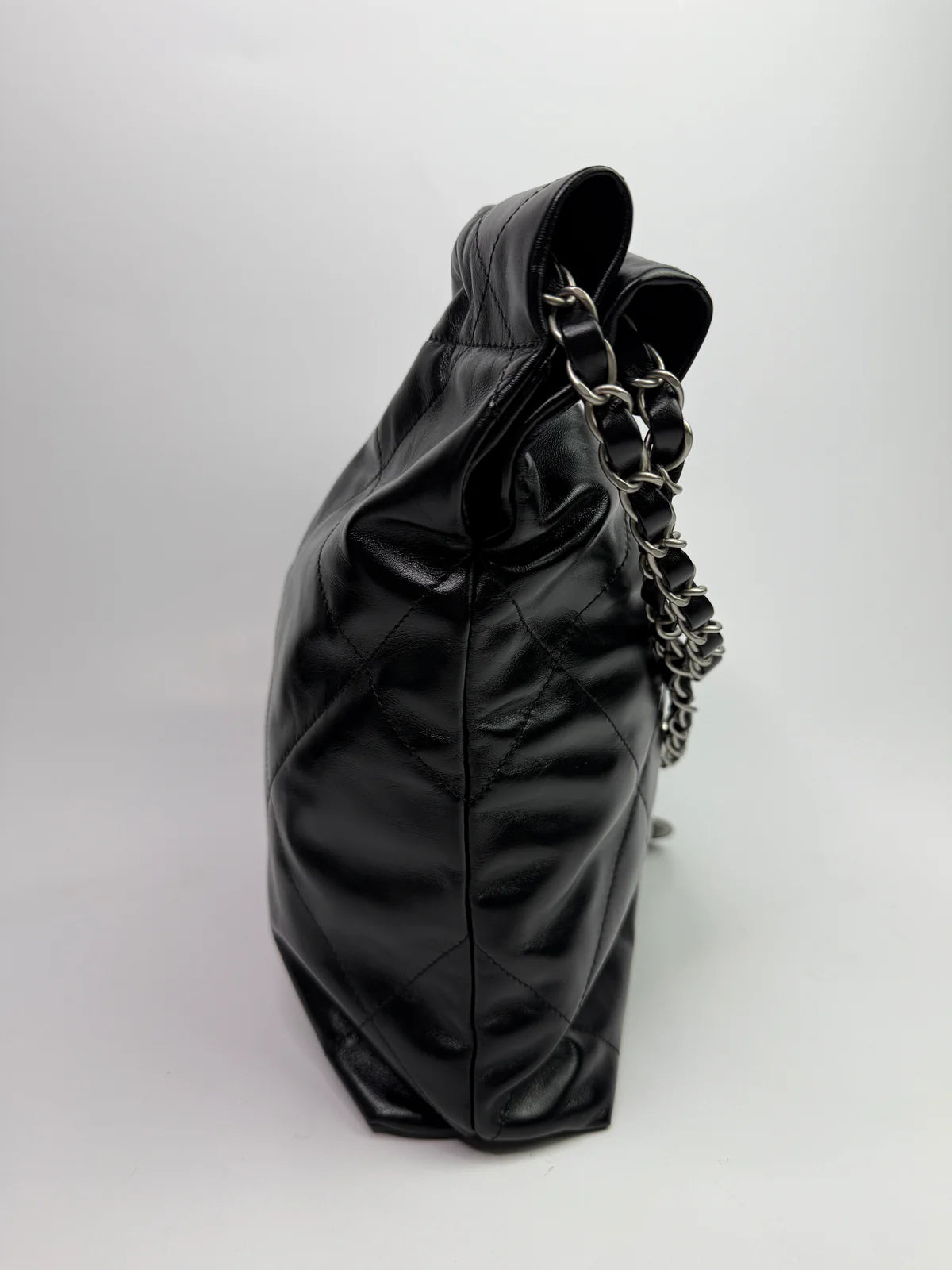 CHANEL 22 HANDBAG IN BLACK CALFSKIN LEATHER WITH SHW