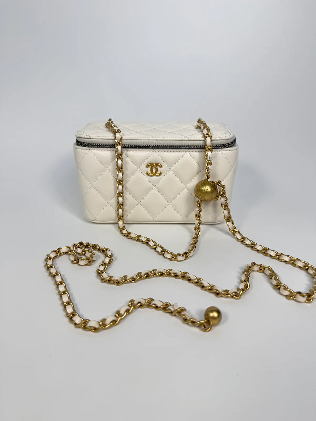 CHANEL QUILTED PEARL CRUSH MINI VANITY IN WHITE LAMBSKIN LEATHER WITH AGED GOLD HARDWARE