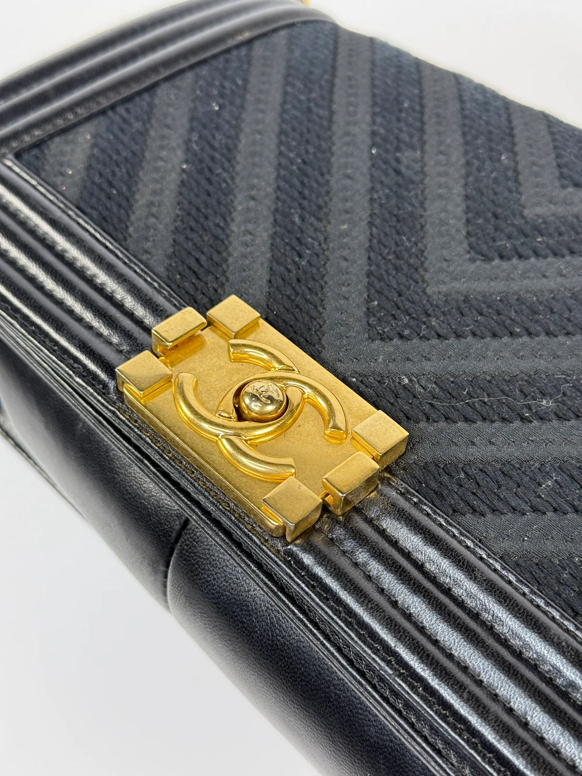 CHANEL BLACK CHEVRON FABRIC & LAMBSKIN LEATHER MEDIUM BOY BAG WITH GOLD HARDWARE