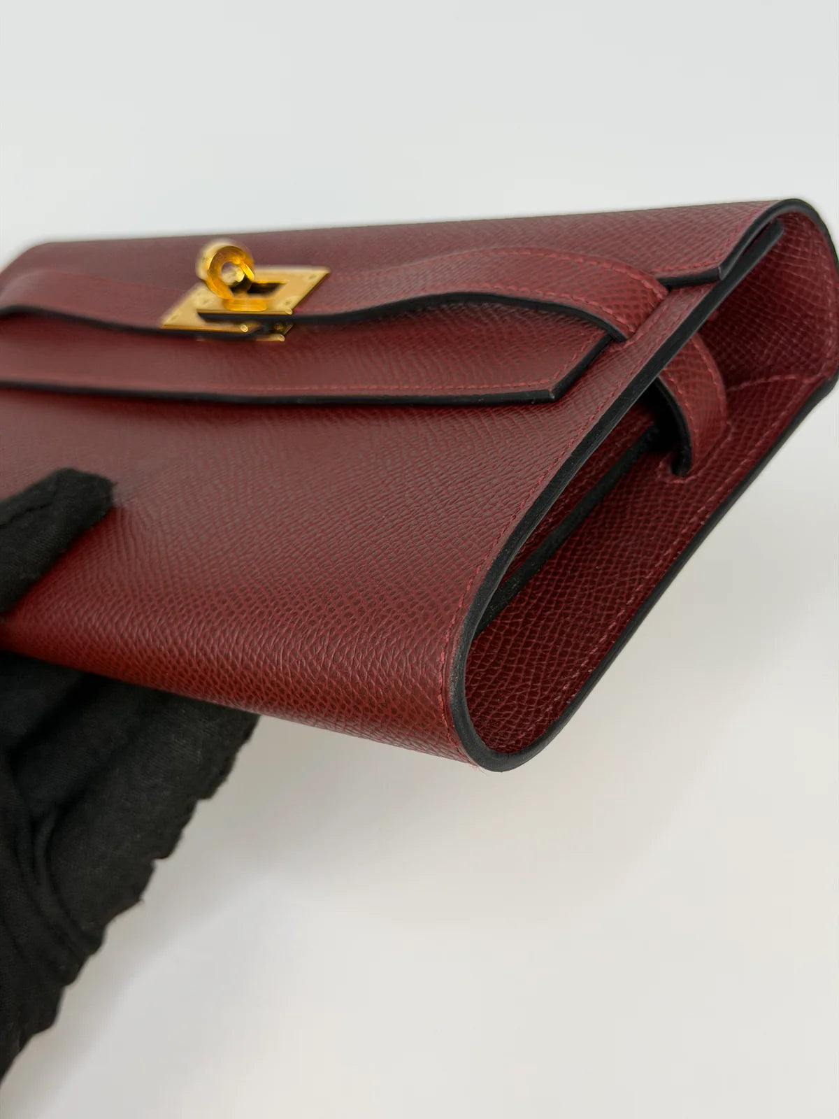 HERMÈS KELLY TO GO IN BURGUNDY EPSOM LEATHER WITH GOLD HARDWARE