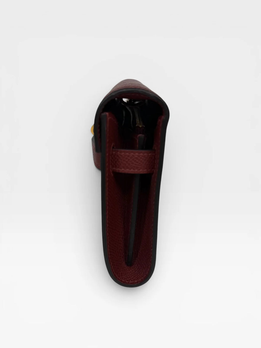 HERMÈS KELLY TO GO IN BURGUNDY EPSOM LEATHER WITH GOLD HARDWARE