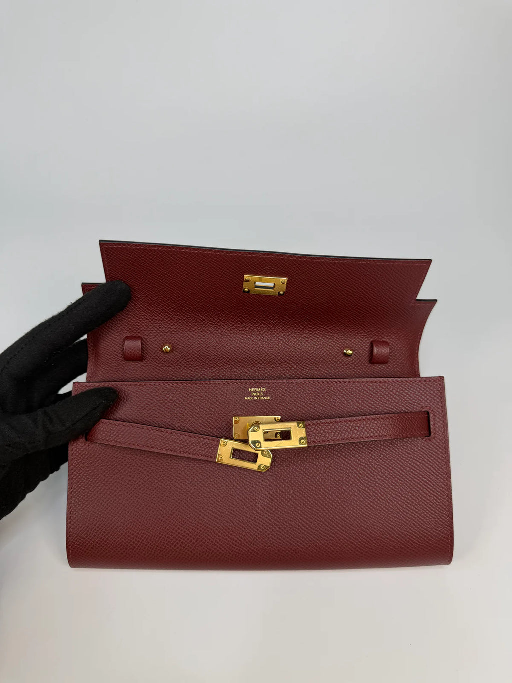 HERMÈS KELLY TO GO IN BURGUNDY EPSOM LEATHER WITH GOLD HARDWARE