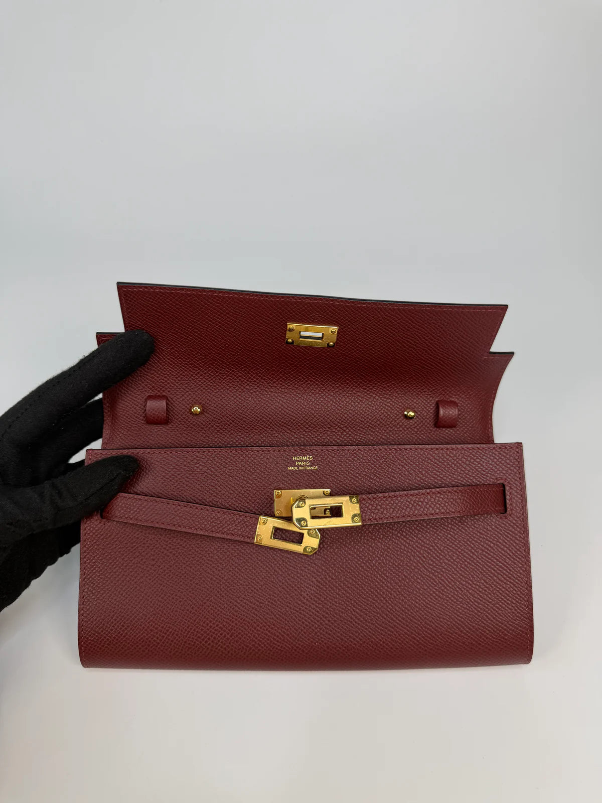 HERMÈS KELLY TO GO IN BURGUNDY EPSOM LEATHER WITH GOLD HARDWARE