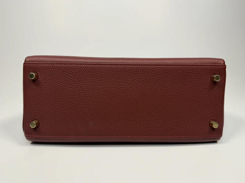 HERMÈS KELLY 28 IN ROUGE H TOGO LEATHER WITH GOLD HARDWARE