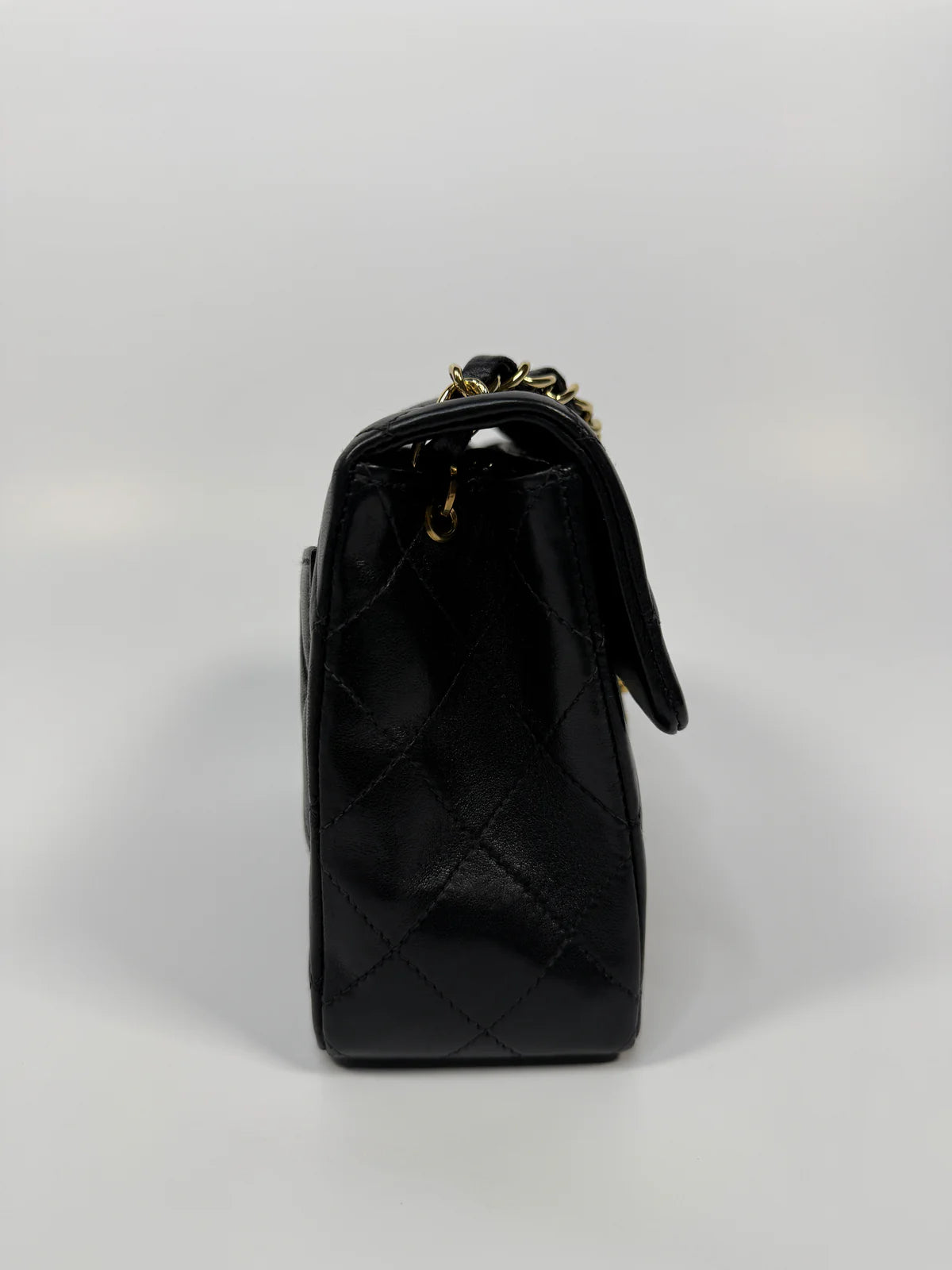 CHANEL BLACK SQUARE VINTAGE FLAP BAG IN LAMBSKIN WITH GOLD HARDWARE
