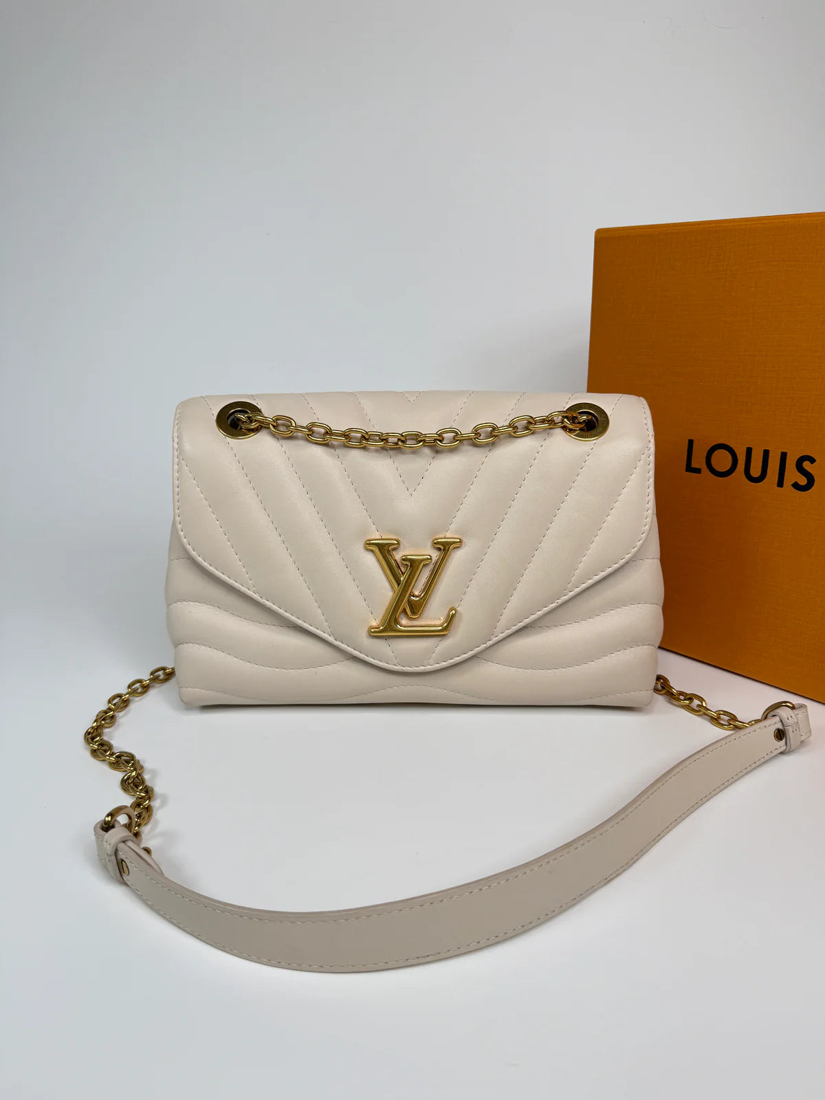 LOUIS VUITTON NEW WAVE CHAIN SHOULDER BAG IN IVORY CALF LEATHER WITH GOLD HARDWARE