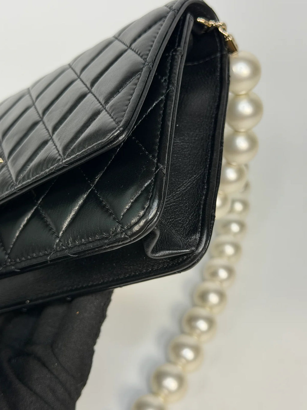 CHANEL PEARL WALLET ON CHAIN IN BLACK LAMBSKIN LEATHER WITH PALE GOLD HARDWARE