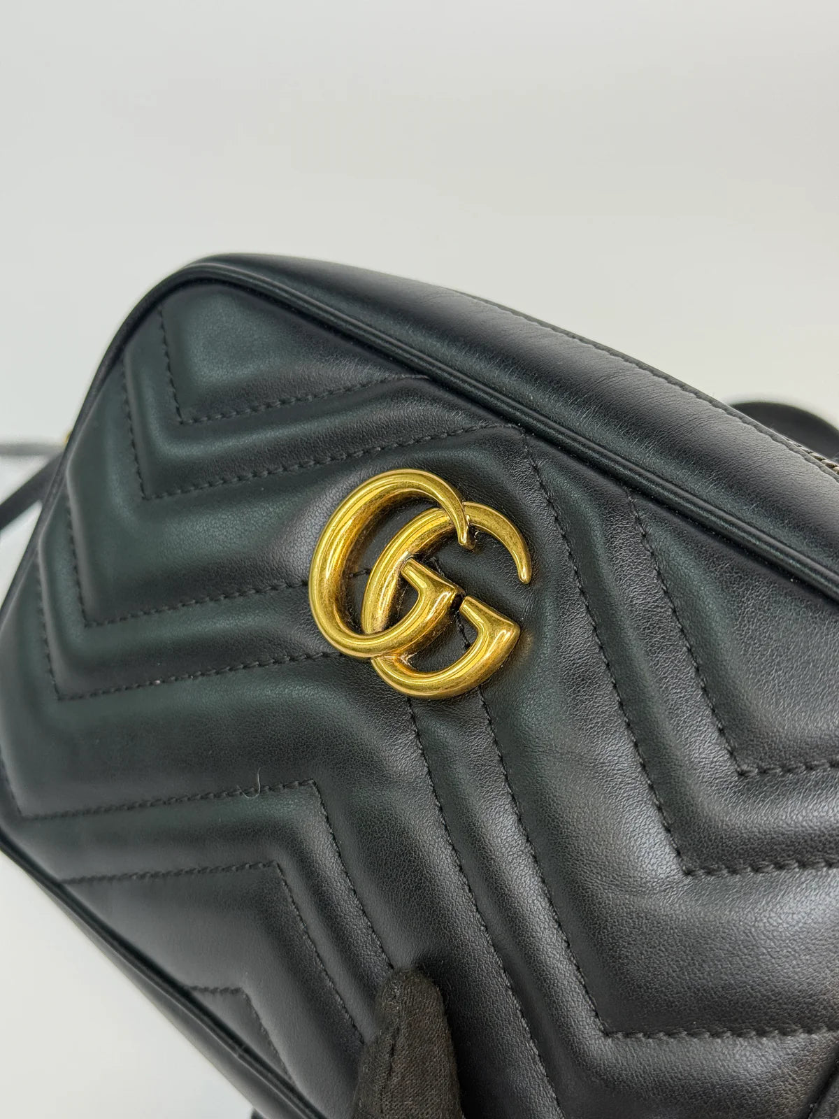 GUCCI SMALL MARMONT CAMERA BAG IN BLACK LEATHER WITH GOLD HARDWARE