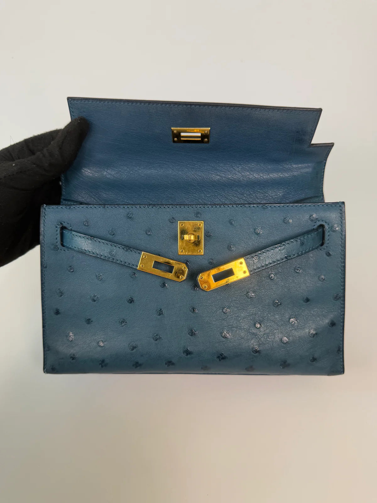 HERMÉS KELLY POCHETTE IN COLVERT OSTRICH WITH GOLD HARDWARE