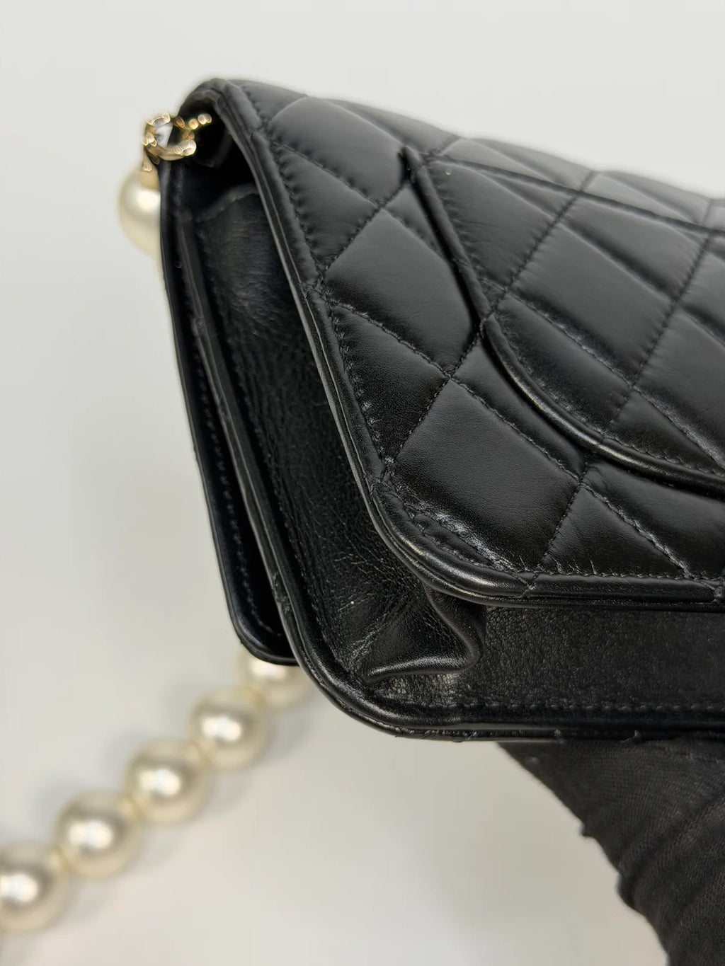 CHANEL PEARL WALLET ON CHAIN IN BLACK LAMBSKIN LEATHER WITH PALE GOLD HARDWARE