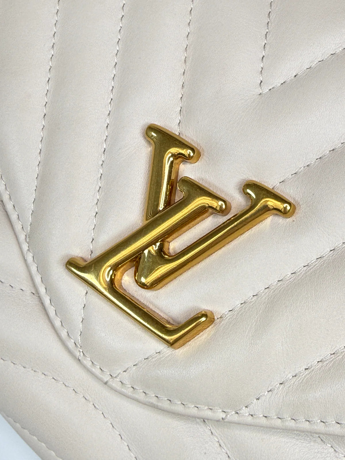 LOUIS VUITTON NEW WAVE CHAIN SHOULDER BAG IN IVORY CALF LEATHER WITH GOLD HARDWARE