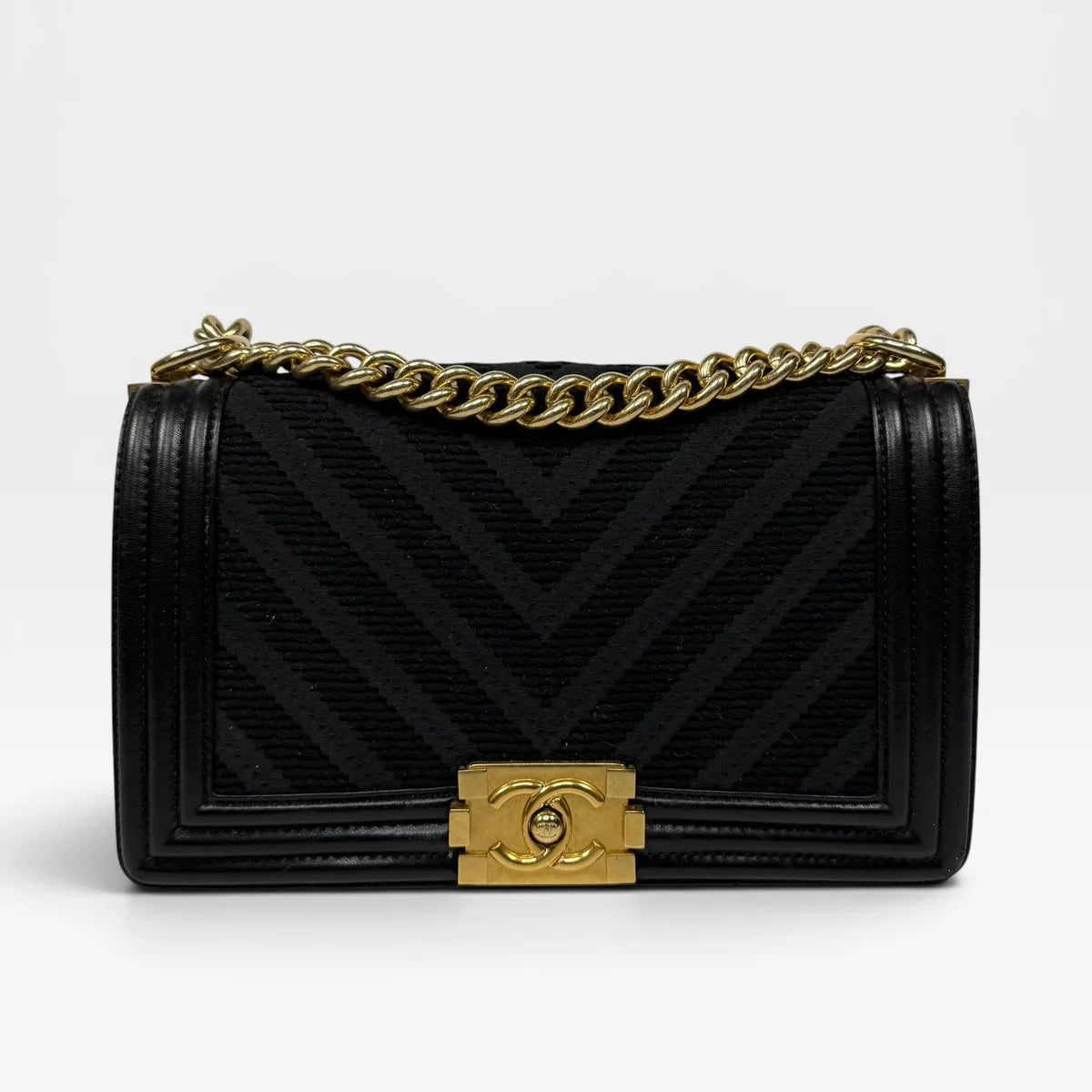 CHANEL BLACK CHEVRON FABRIC & LAMBSKIN LEATHER MEDIUM BOY BAG WITH GOLD HARDWARE