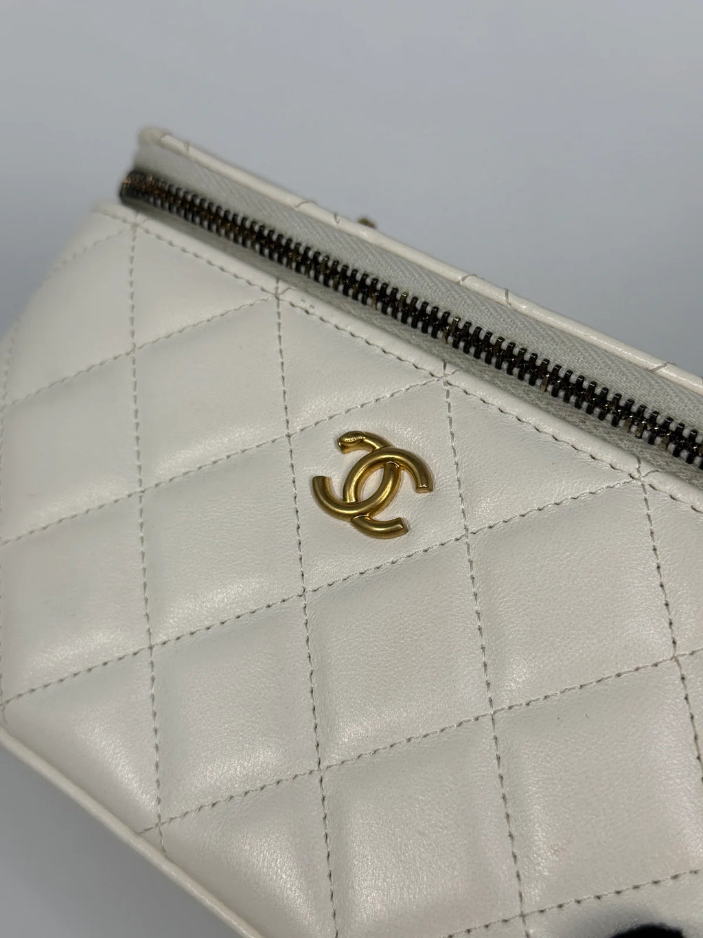 CHANEL QUILTED PEARL CRUSH MINI VANITY IN WHITE LAMBSKIN LEATHER WITH AGED GOLD HARDWARE