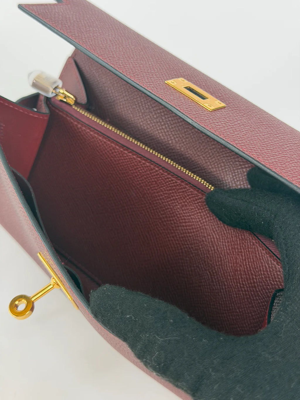 HERMÈS KELLY TO GO IN BURGUNDY EPSOM LEATHER WITH GOLD HARDWARE