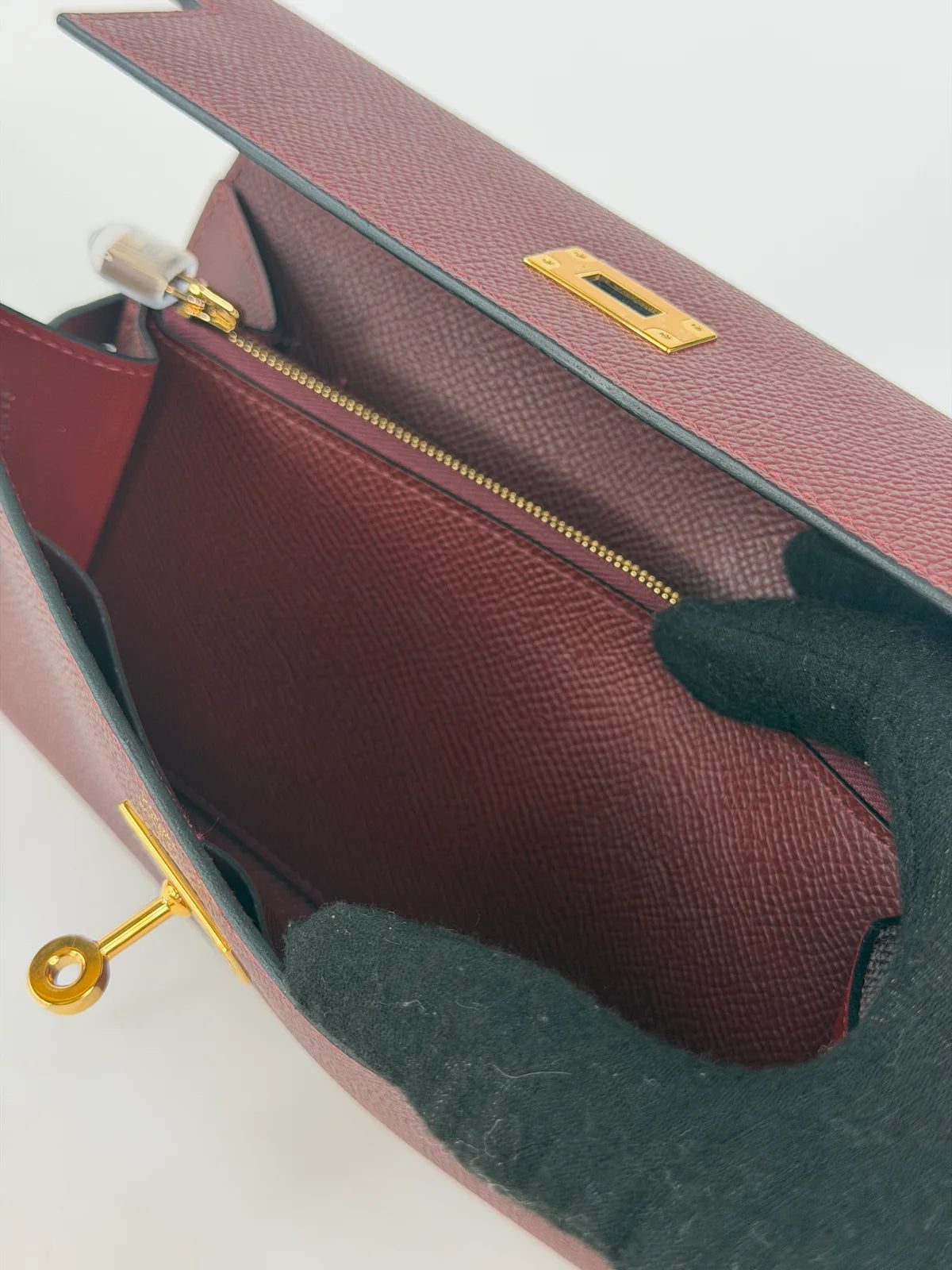 HERMÈS KELLY TO GO IN BURGUNDY EPSOM LEATHER WITH GOLD HARDWARE