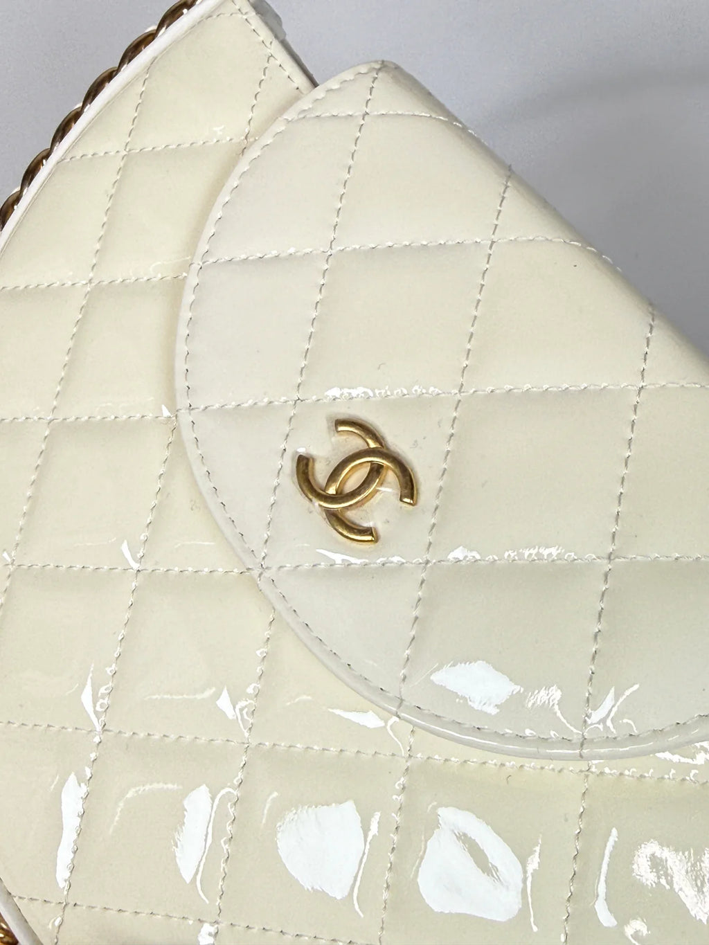 CHANEL WHITE QUILTED PATENT LEATHER CHAIN AROUND HOOP BAG