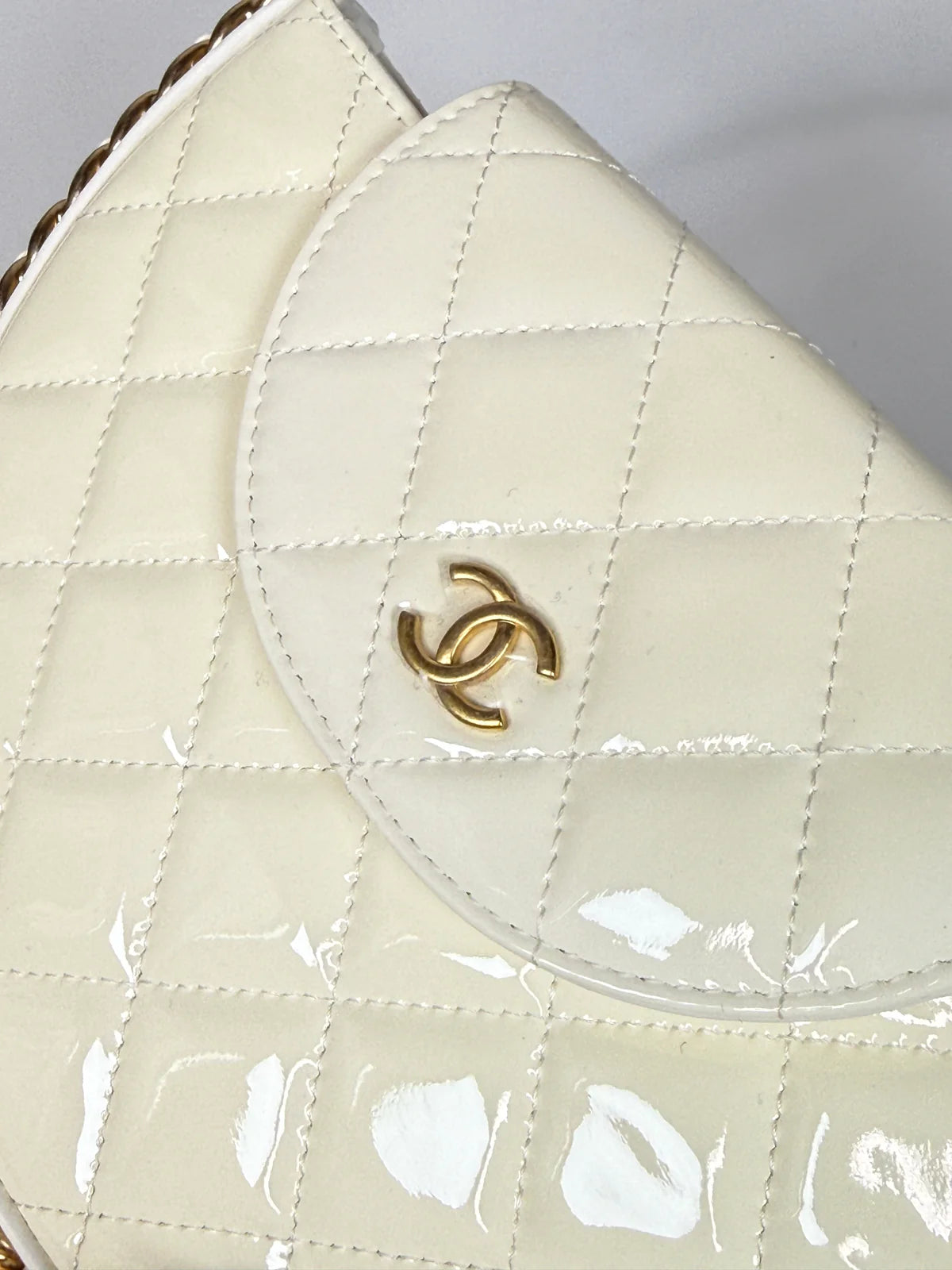 CHANEL WHITE QUILTED PATENT LEATHER CHAIN AROUND HOOP BAG