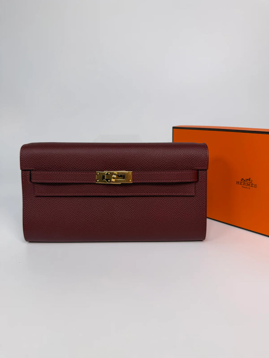 HERMÈS KELLY TO GO IN BURGUNDY EPSOM LEATHER WITH GOLD HARDWARE