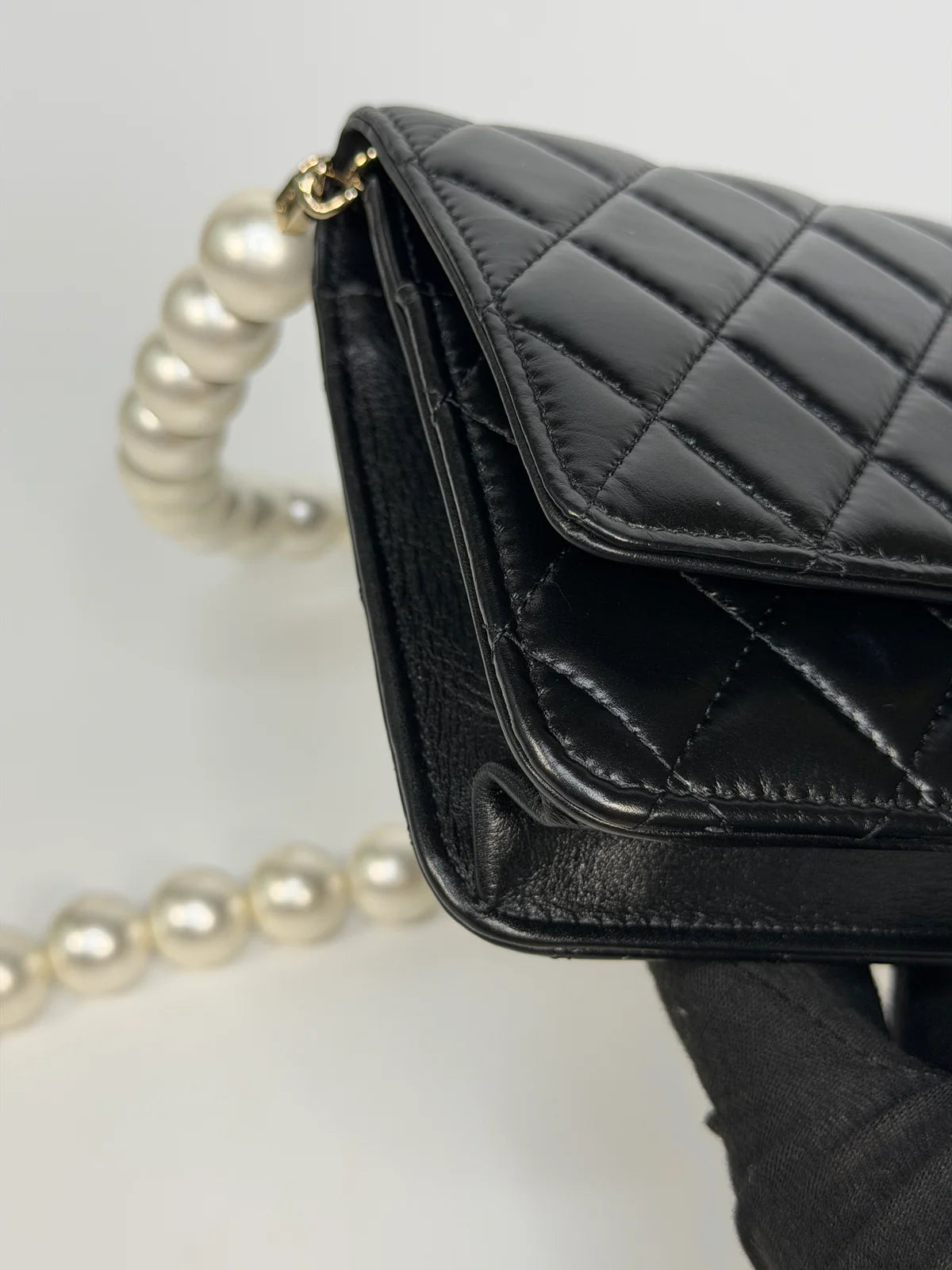 CHANEL PEARL WALLET ON CHAIN IN BLACK LAMBSKIN LEATHER WITH PALE GOLD HARDWARE