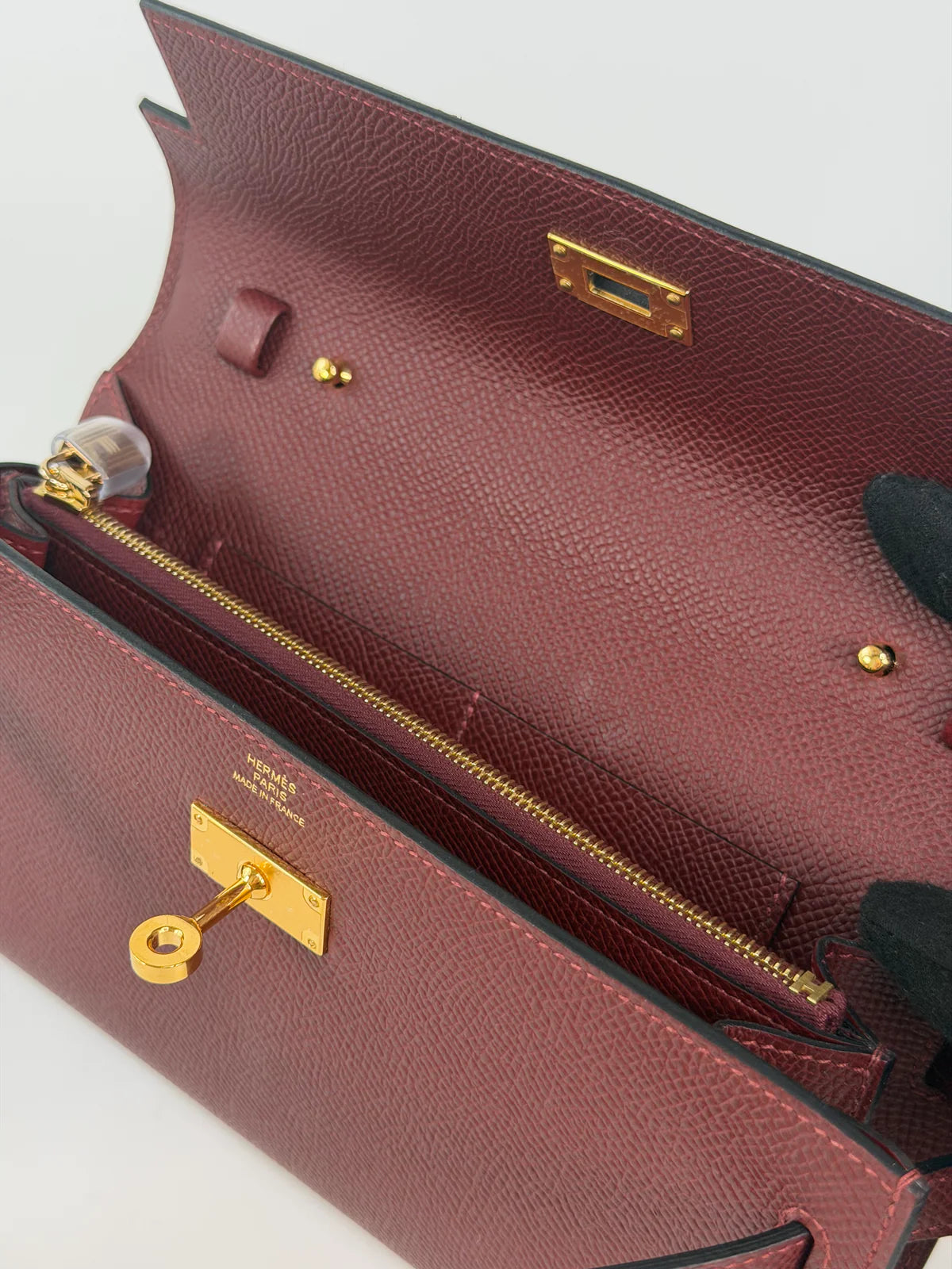 HERMÈS KELLY TO GO IN BURGUNDY EPSOM LEATHER WITH GOLD HARDWARE