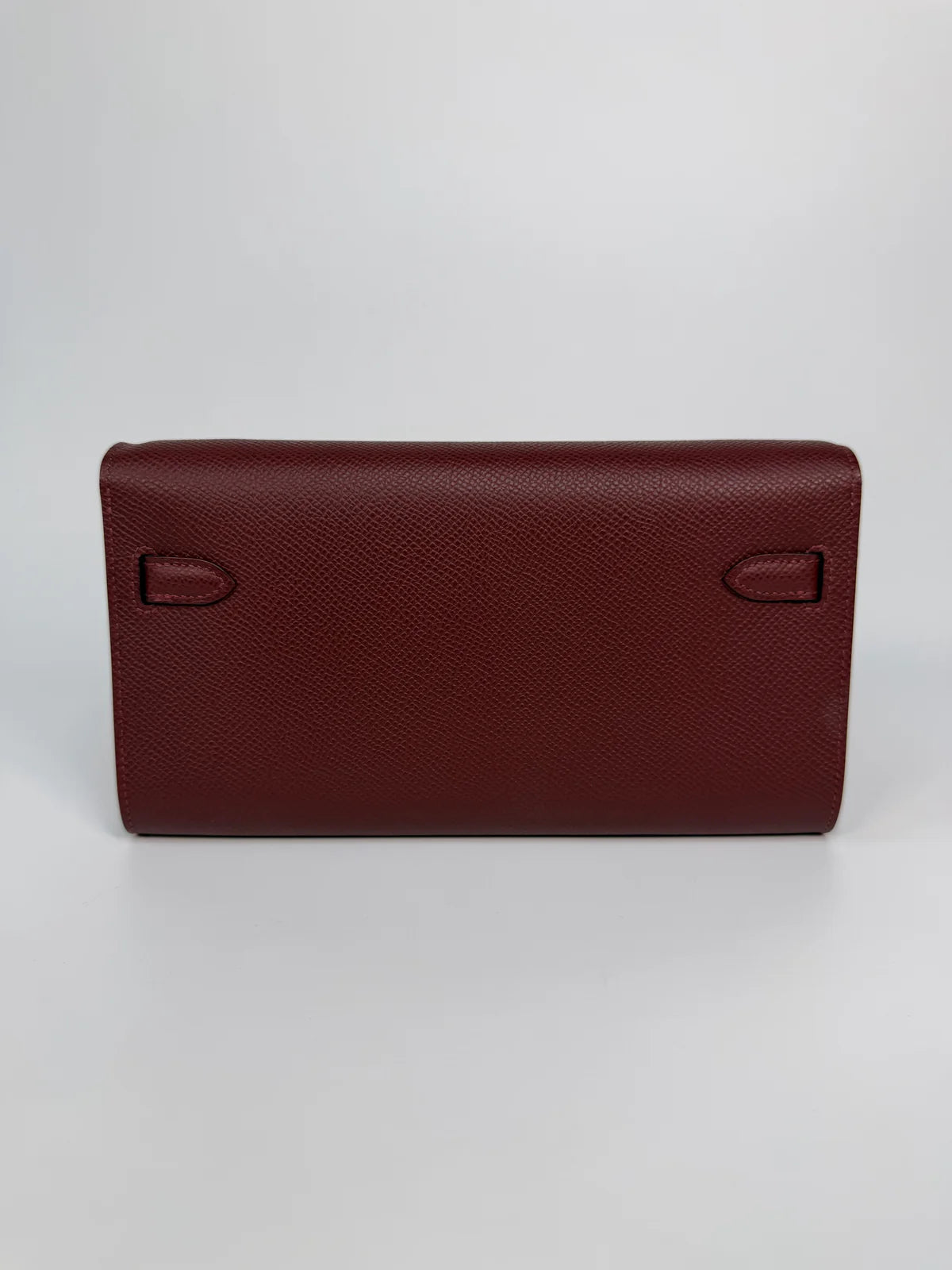 HERMÈS KELLY TO GO IN BURGUNDY EPSOM LEATHER WITH GOLD HARDWARE