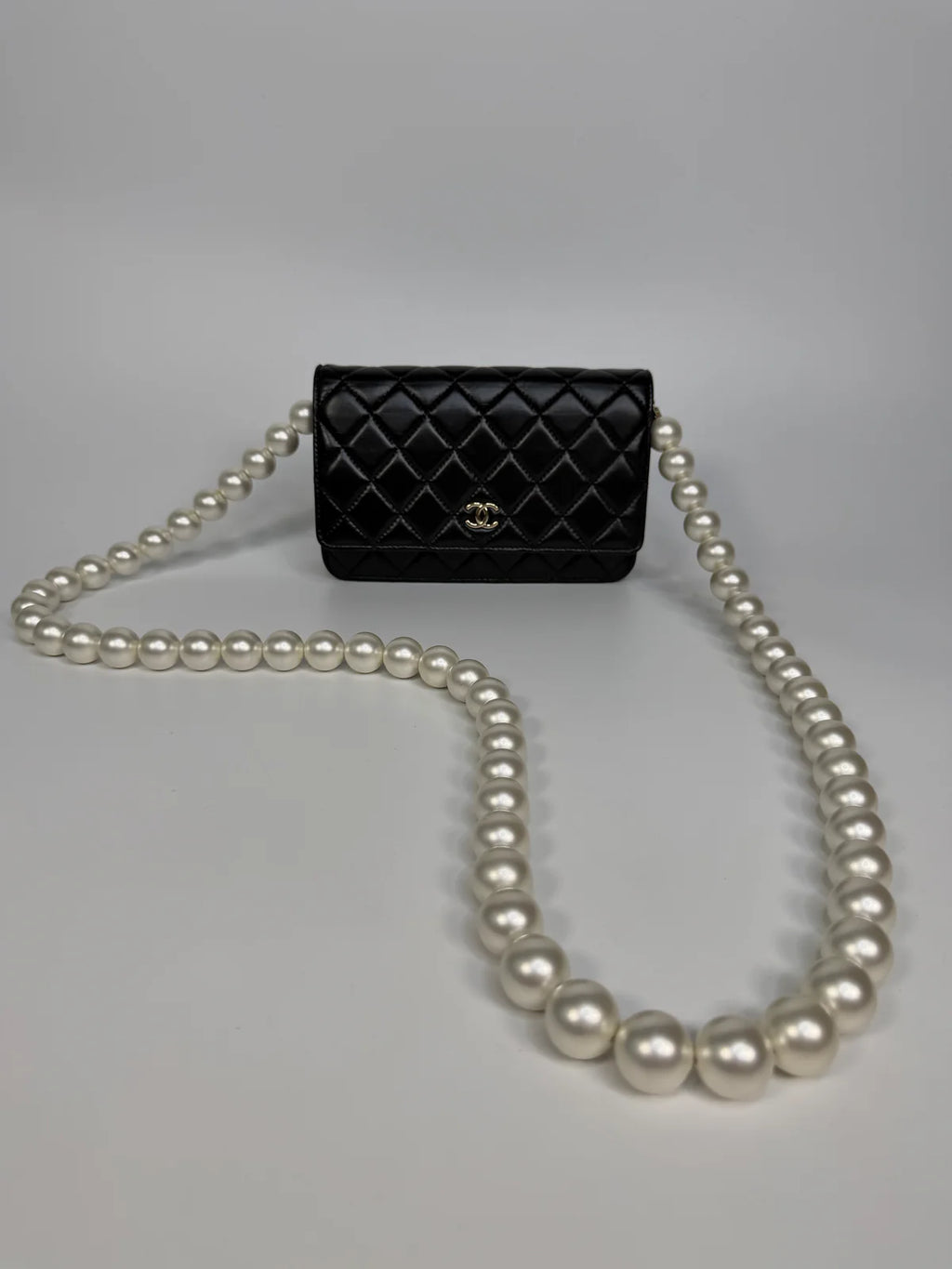 CHANEL PEARL WALLET ON CHAIN IN BLACK LAMBSKIN LEATHER WITH PALE GOLD HARDWARE