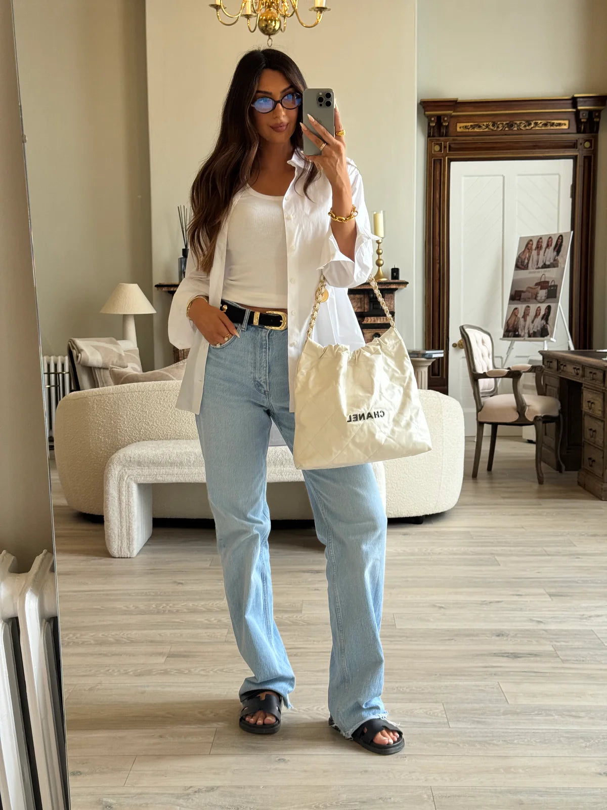 CHANEL 22 MEDIUM IN WHITE CALFSKIN LEATHER WITH GHW