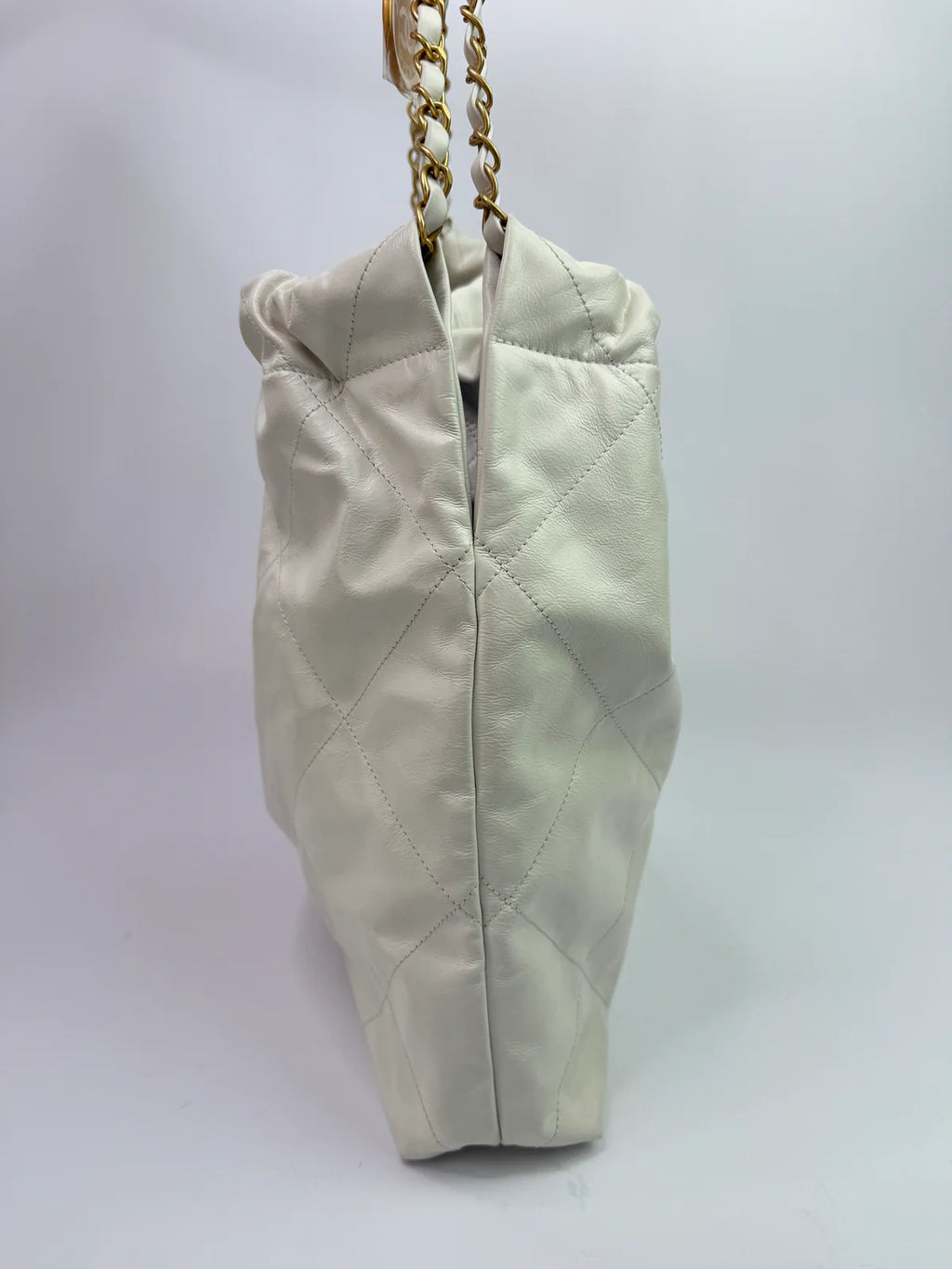 CHANEL 22 MEDIUM IN WHITE CALFSKIN LEATHER WITH GHW