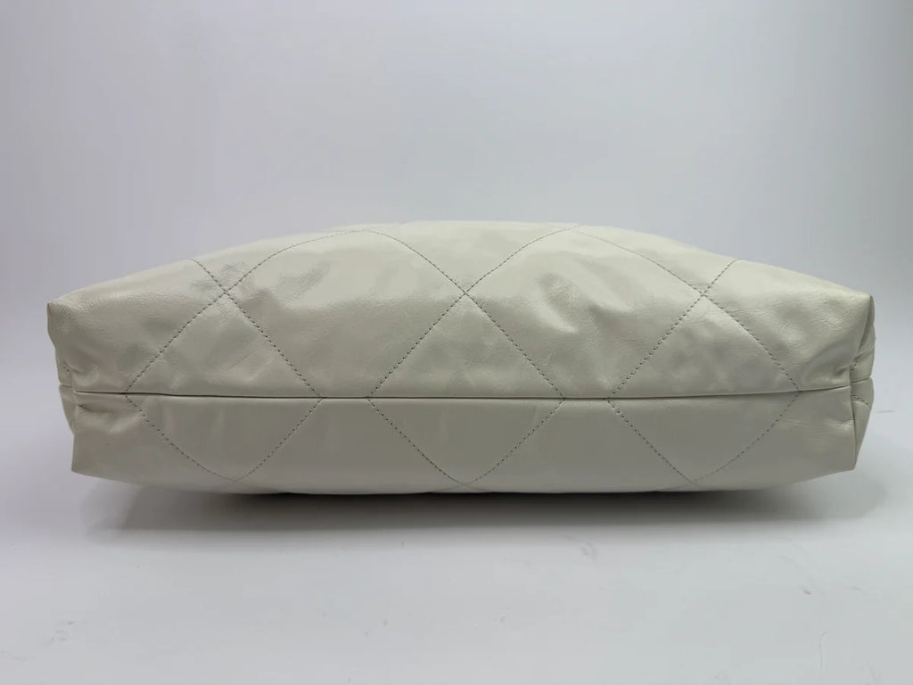 CHANEL 22 MEDIUM IN WHITE CALFSKIN LEATHER WITH GHW
