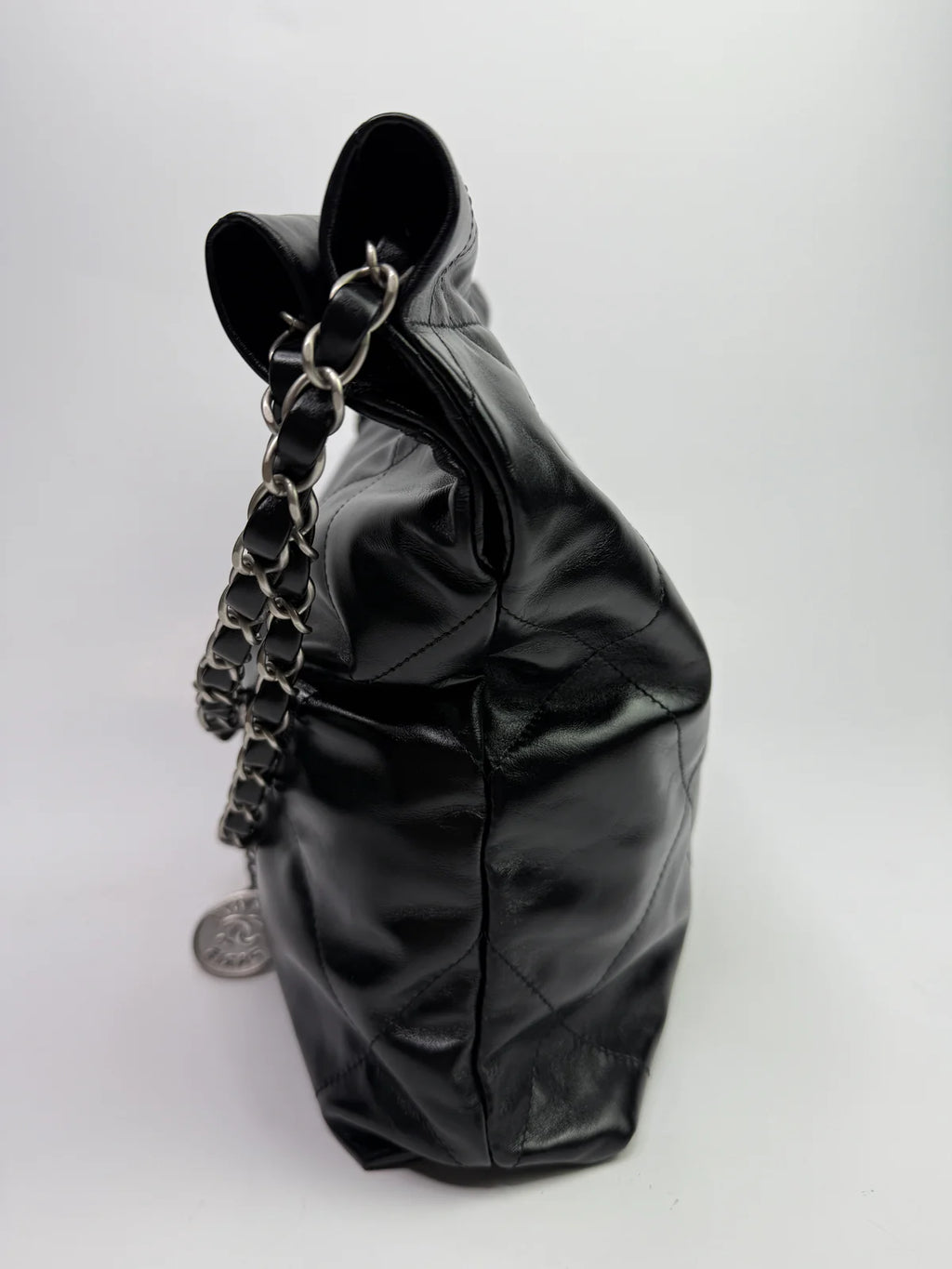 CHANEL 22 HANDBAG IN BLACK CALFSKIN LEATHER WITH SHW