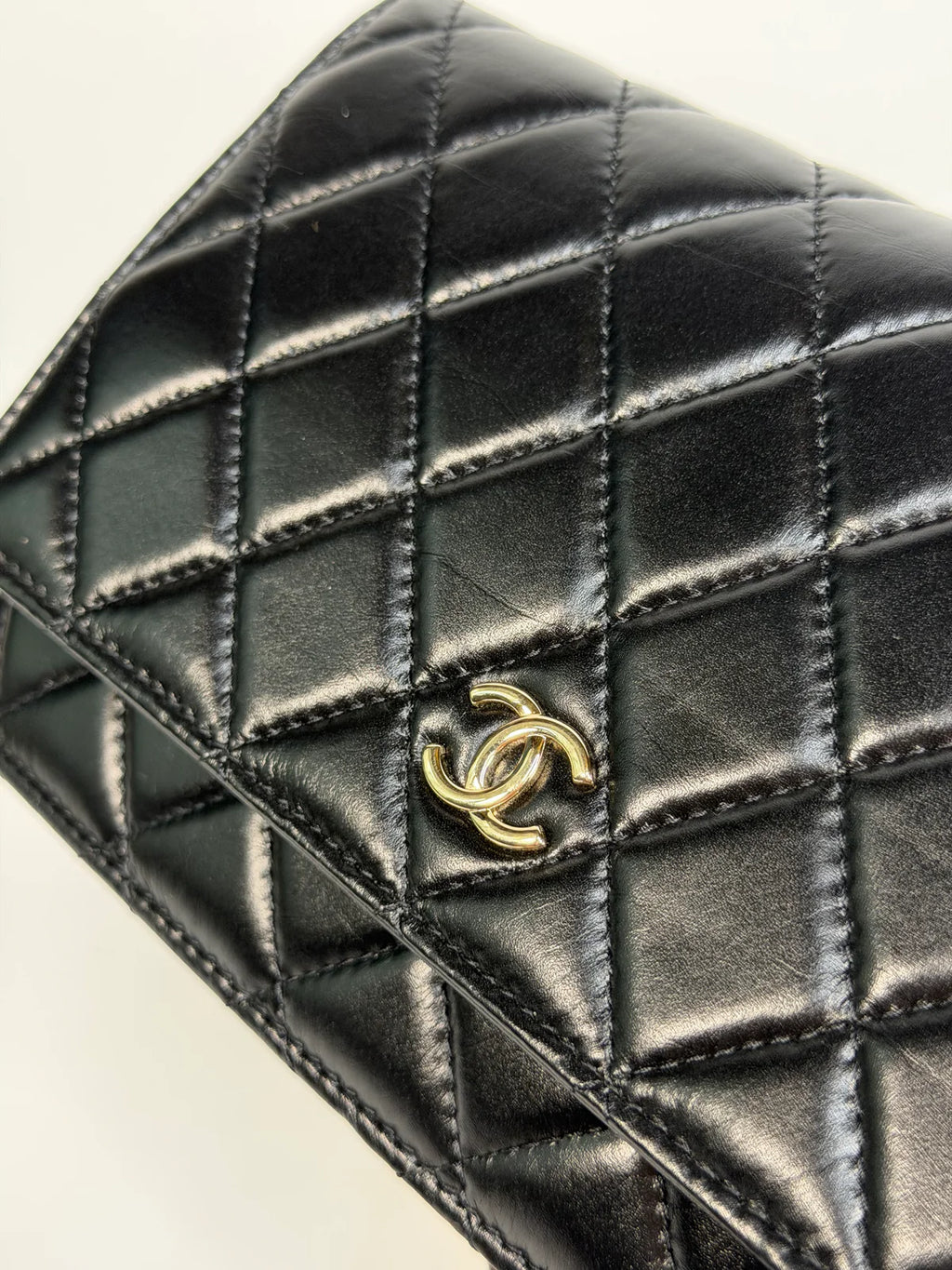 CHANEL PEARL WALLET ON CHAIN IN BLACK LAMBSKIN LEATHER WITH PALE GOLD HARDWARE
