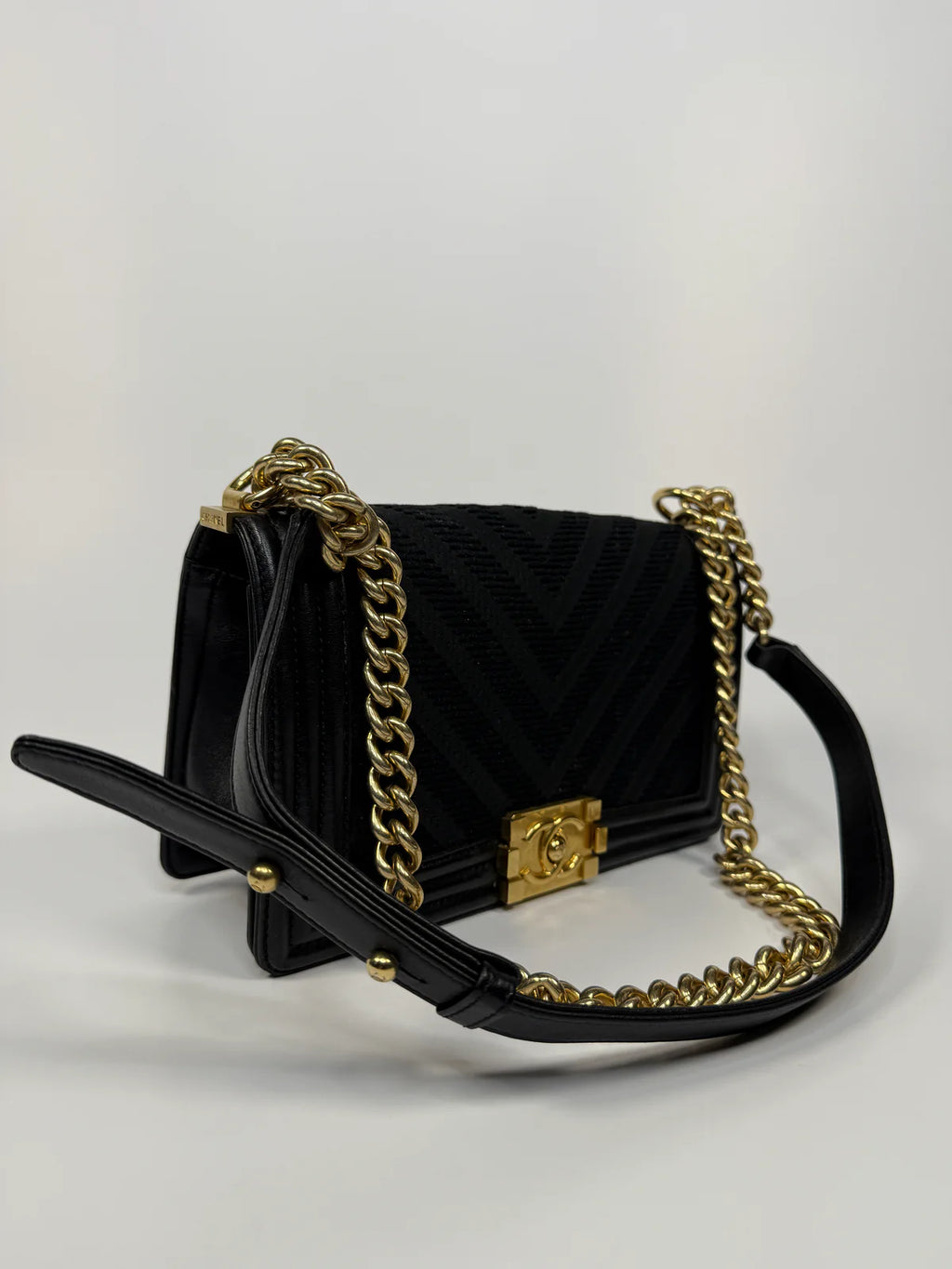 CHANEL BLACK CHEVRON FABRIC & LAMBSKIN LEATHER MEDIUM BOY BAG WITH GOLD HARDWARE