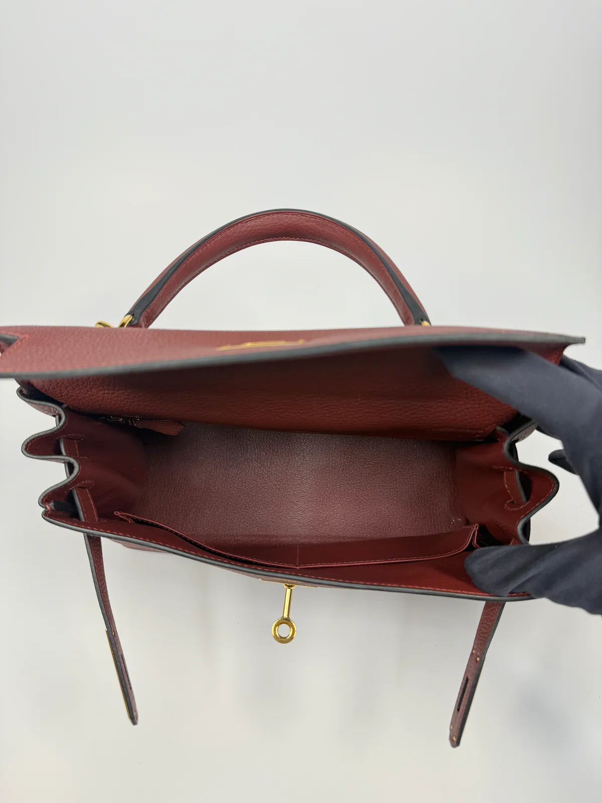HERMÈS KELLY 28 IN ROUGE H TOGO LEATHER WITH GOLD HARDWARE