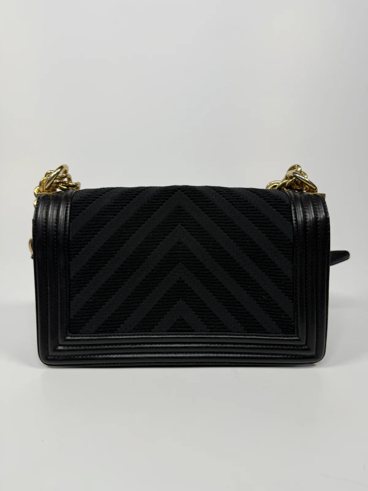 CHANEL BLACK CHEVRON FABRIC & LAMBSKIN LEATHER MEDIUM BOY BAG WITH GOLD HARDWARE