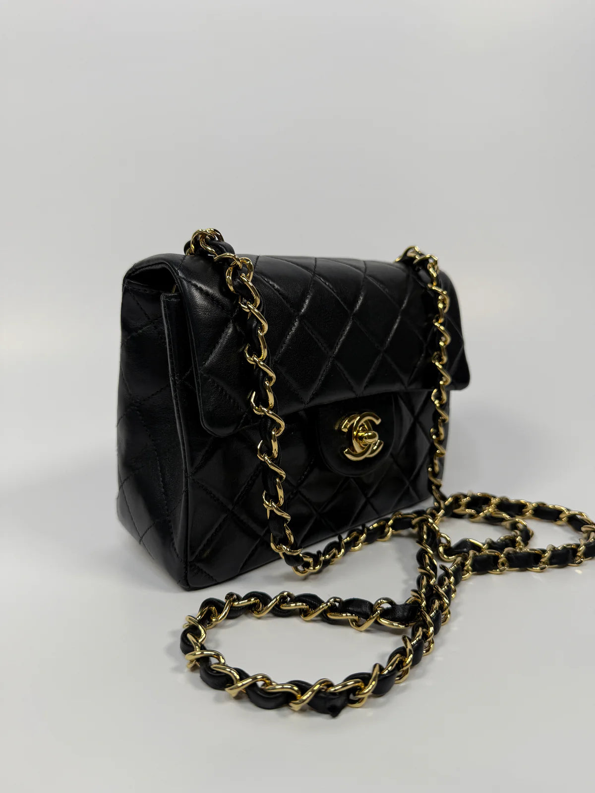 CHANEL BLACK SQUARE VINTAGE FLAP BAG IN LAMBSKIN WITH GOLD HARDWARE