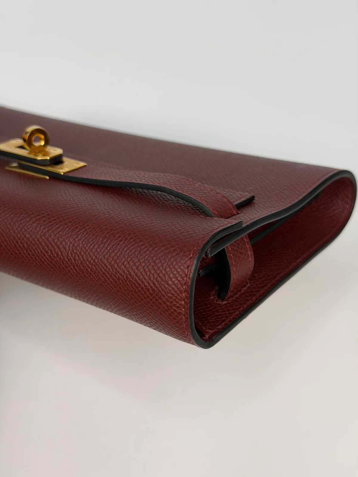 HERMÈS KELLY TO GO IN BURGUNDY EPSOM LEATHER WITH GOLD HARDWARE