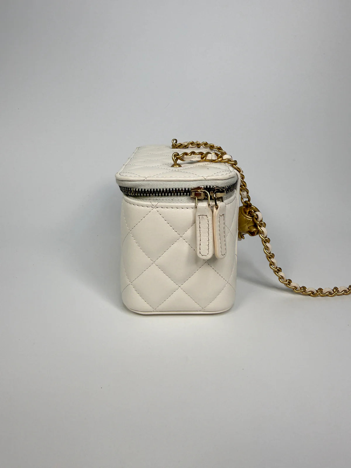 CHANEL QUILTED PEARL CRUSH MINI VANITY IN WHITE LAMBSKIN LEATHER WITH AGED GOLD HARDWARE