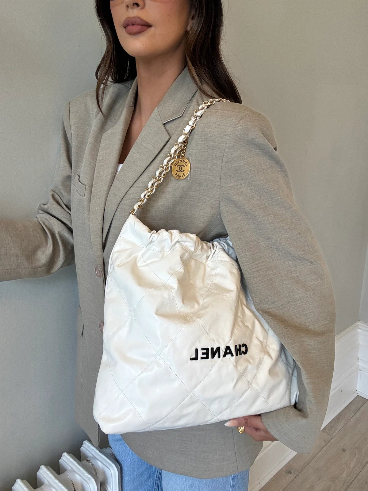 CHANEL 22 MEDIUM IN WHITE CALFSKIN LEATHER WITH GHW