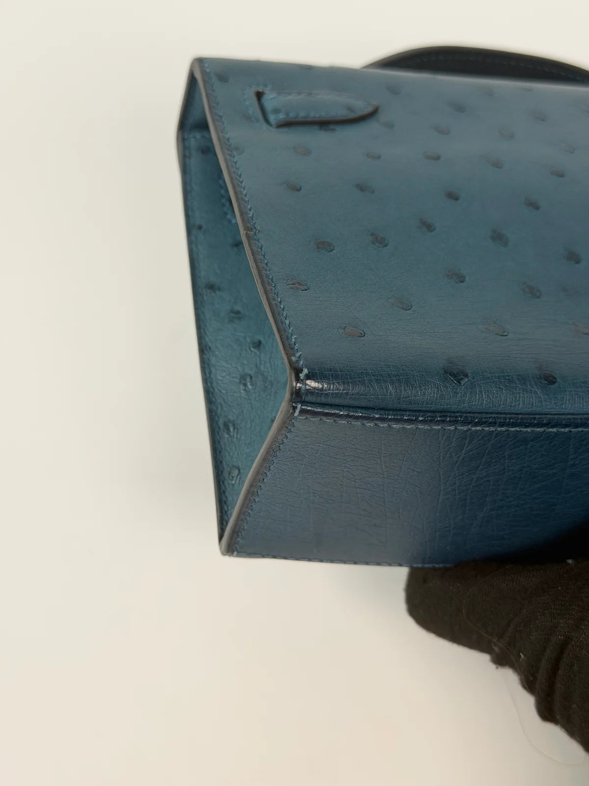 HERMÉS KELLY POCHETTE IN COLVERT OSTRICH WITH GOLD HARDWARE