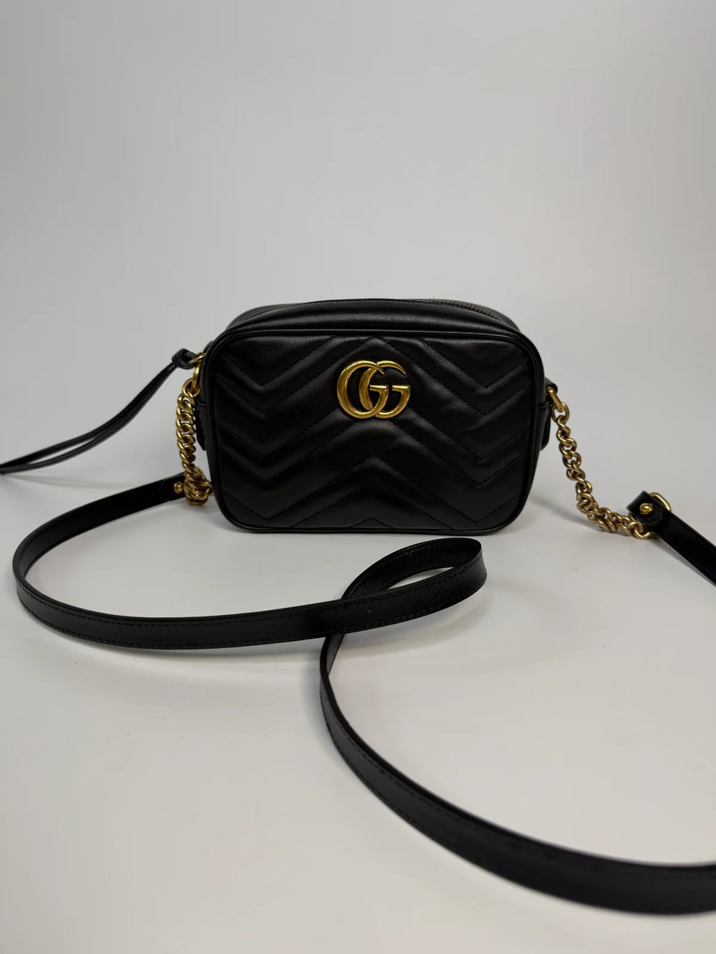 GUCCI SMALL MARMONT CAMERA BAG IN BLACK LEATHER WITH GOLD HARDWARE