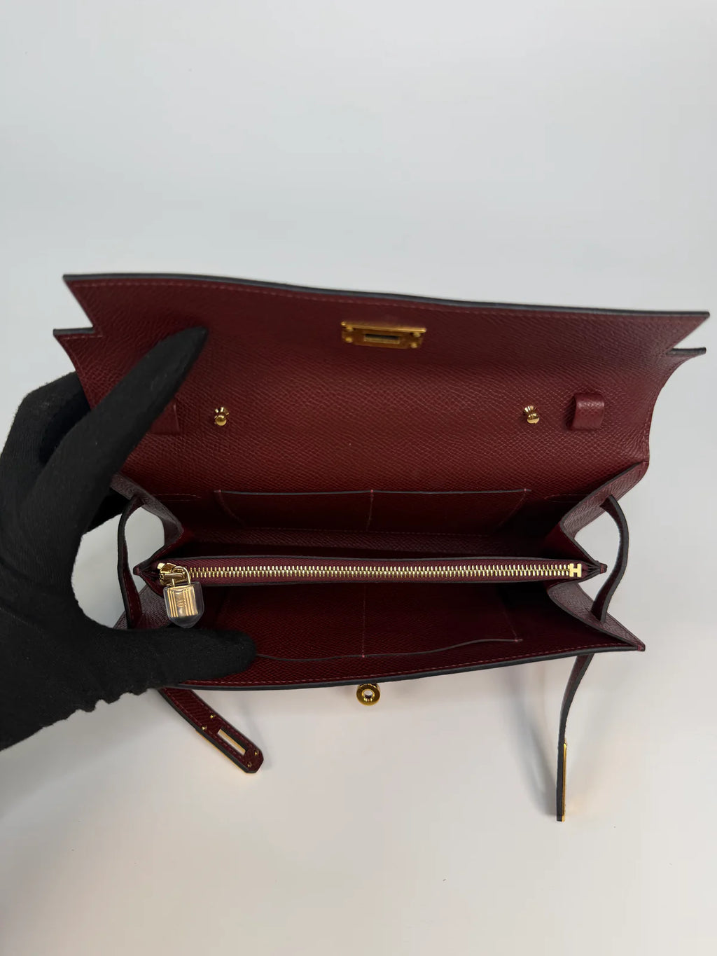 HERMÈS KELLY TO GO IN BURGUNDY EPSOM LEATHER WITH GOLD HARDWARE