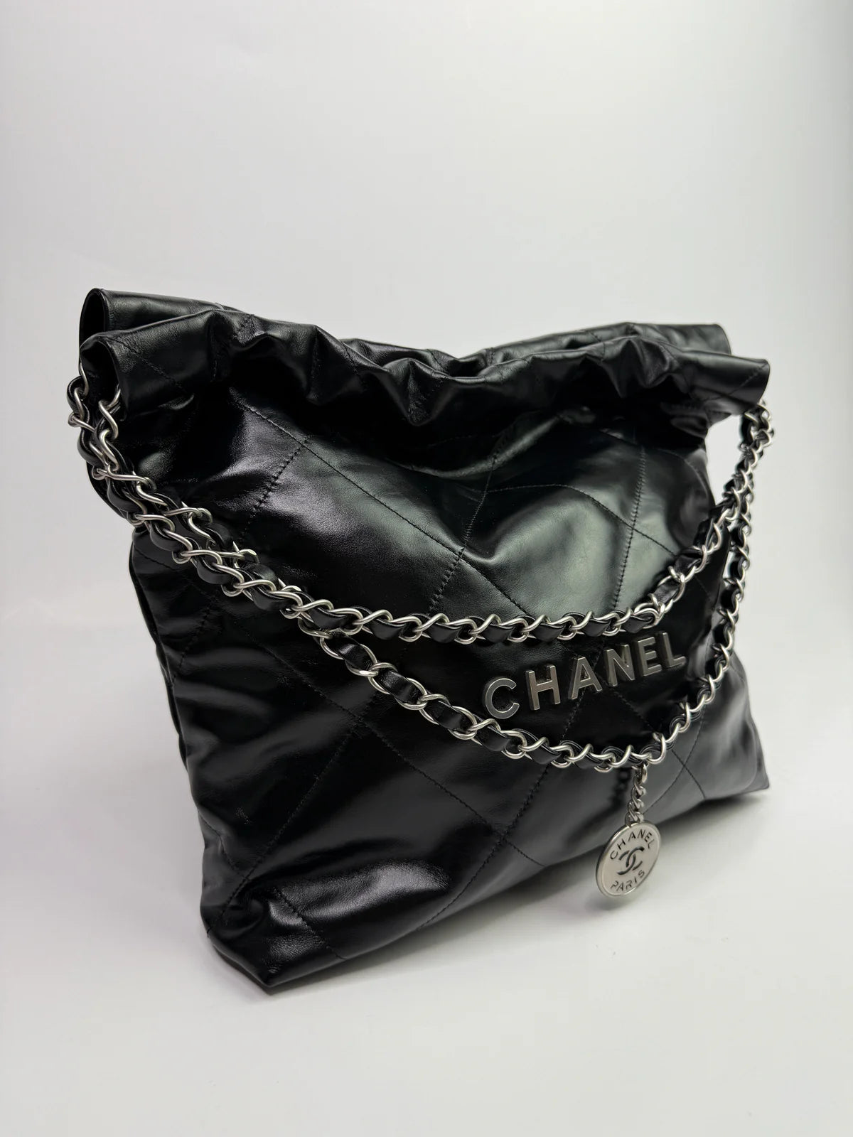 CHANEL 22 HANDBAG IN BLACK CALFSKIN LEATHER WITH SHW