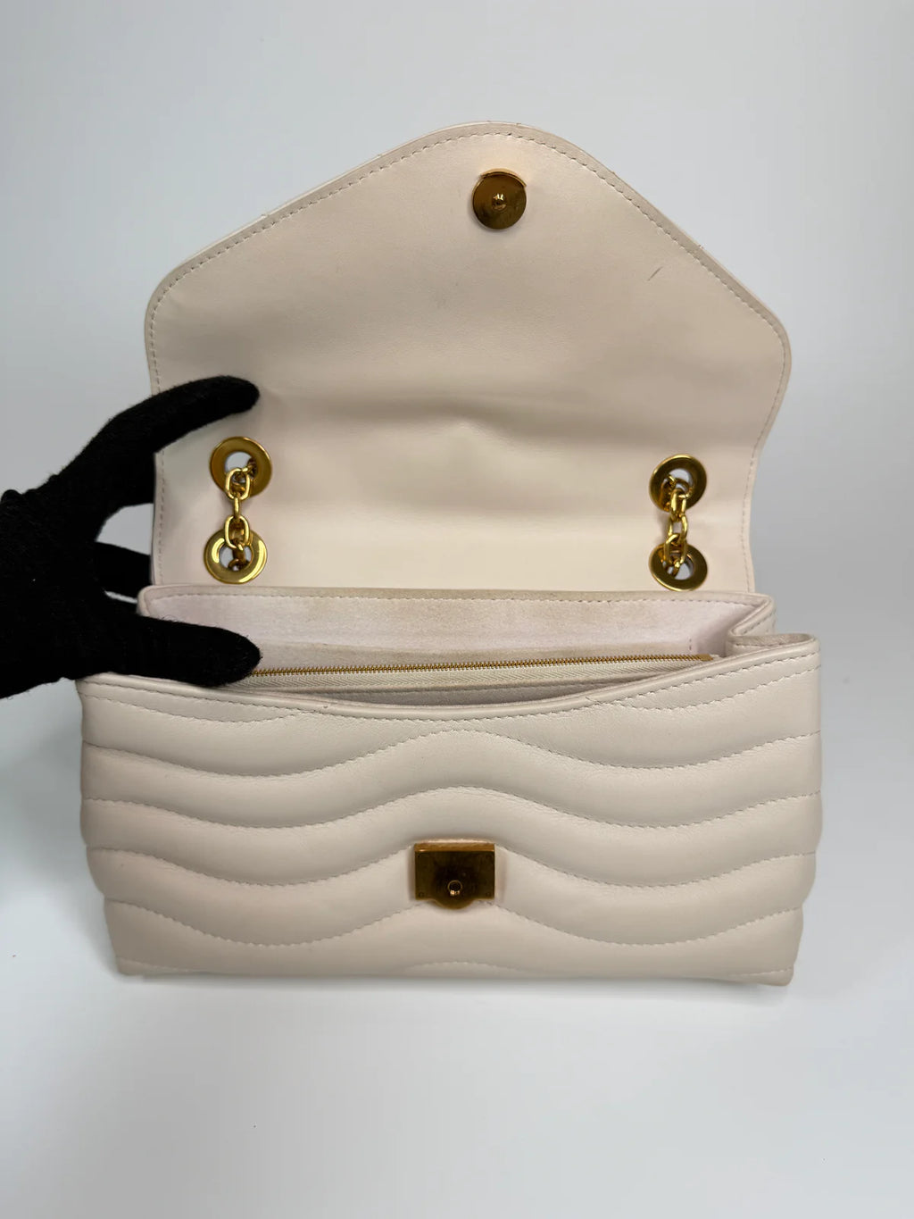LOUIS VUITTON NEW WAVE CHAIN SHOULDER BAG IN IVORY CALF LEATHER WITH GOLD HARDWARE
