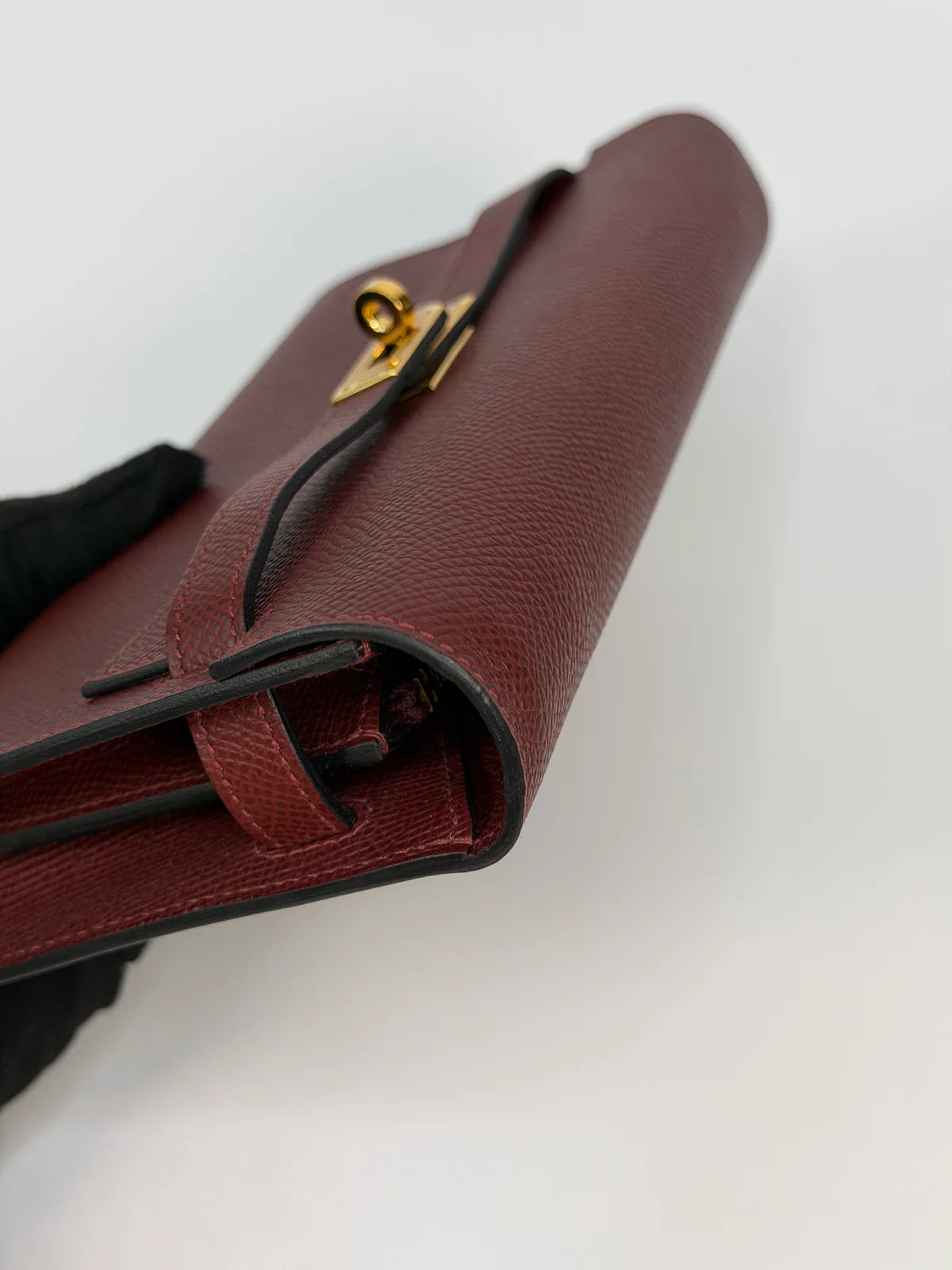 HERMÈS KELLY TO GO IN BURGUNDY EPSOM LEATHER WITH GOLD HARDWARE