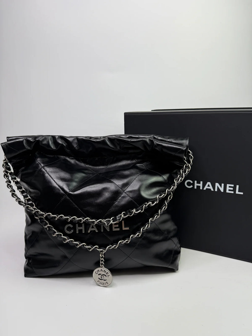 CHANEL 22 HANDBAG IN BLACK CALFSKIN LEATHER WITH SHW