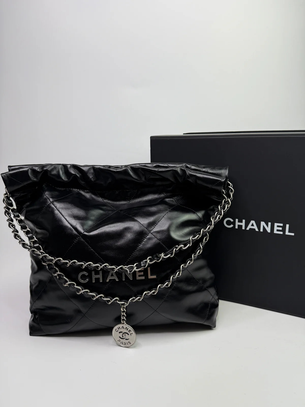 CHANEL 22 HANDBAG IN BLACK CALFSKIN LEATHER WITH SHW
