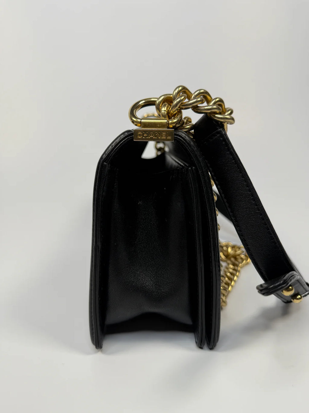 CHANEL BLACK CHEVRON FABRIC & LAMBSKIN LEATHER MEDIUM BOY BAG WITH GOLD HARDWARE